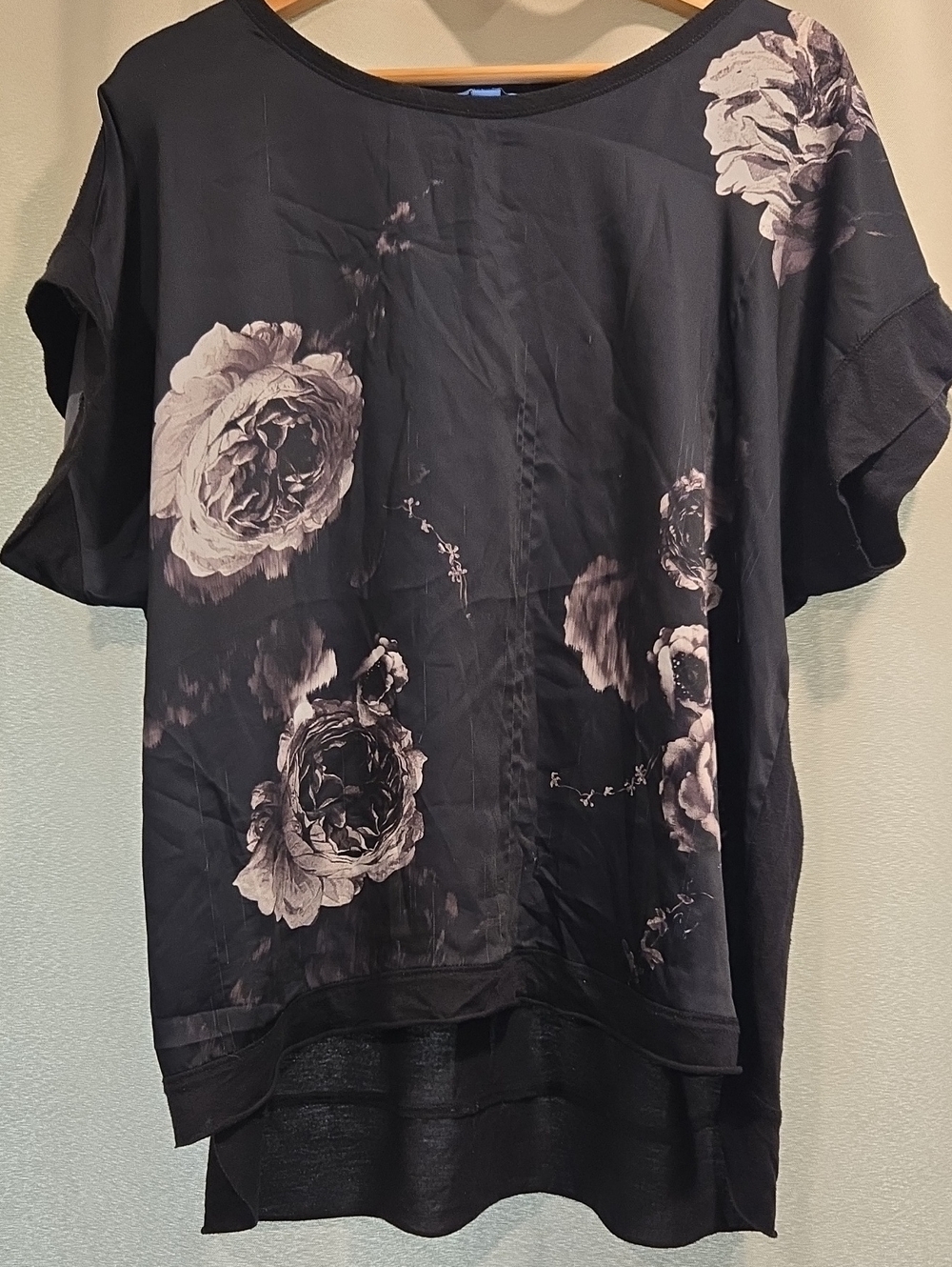 Women's Black Floral Short-Sleeve Top